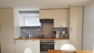 KĂŒhlschrank, Mikrowelle, Ofen, Herdplatte