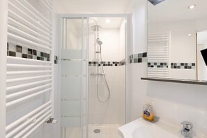 Shower, free toiletries, hair dryer