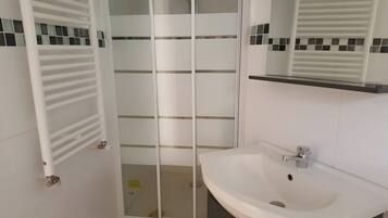 Dusche, kostenlose Toilettenartikel, Haartrockner