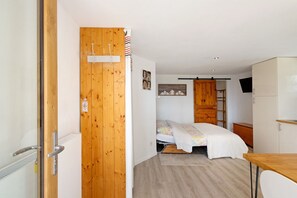 WiFi, bed sheets - Studio Apartment 'Sorbier Des Oiseaux' with Mountain View, Private Terrace and Wi-Fi (Font-Romeu-Odeillo-Via)