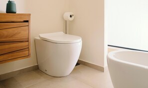 Haartrockner, Handtücher, Seife, Shampoo