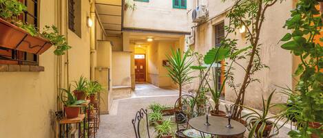 تناول الطعام بالخارج