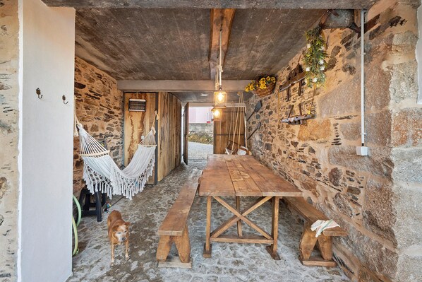 Outdoor dining - Holiday Home 'T3 Da Chica' with Shared Pool in Arouca (Canelas e Espiunca)