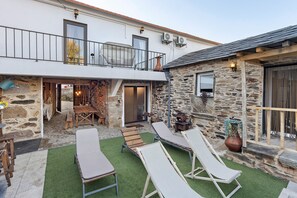 Terrace/patio - Holiday Home 'T2 Da Chica' with Shared Pool in Arocua (Canelas e Espiunca)