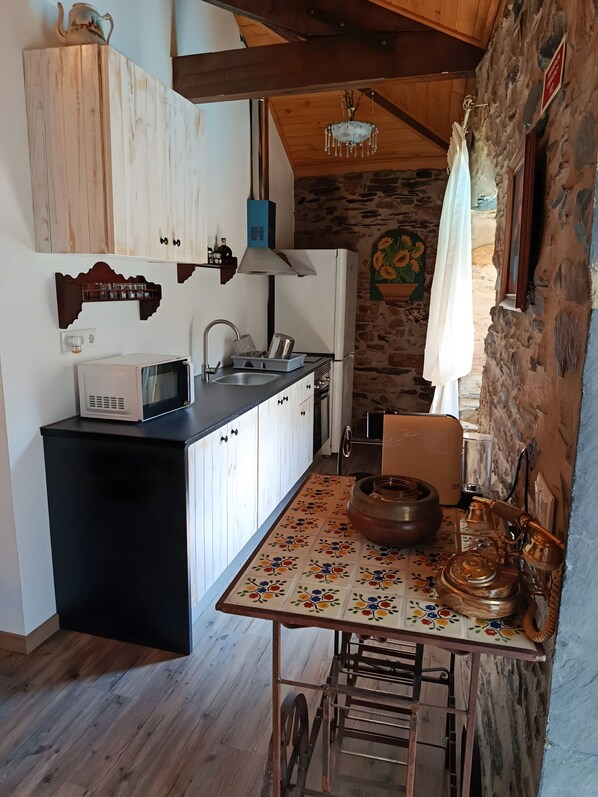 Kylskåp, mikrovågsugn, ugn och spishäll