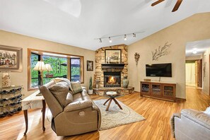 TV - Rock River Retreat on Natures Ridge (Beloit)