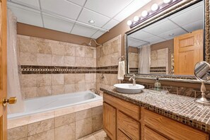 Douche, baignoire à remous, serviettes fournies, savon