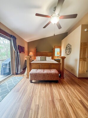 3 bedrooms, iron/ironing board, free WiFi, bed sheets - Rock River Retreat on Natures Ridge (Beloit)