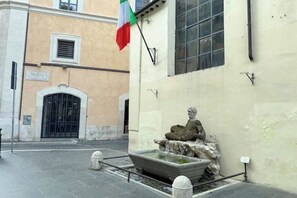 Exterior - Poetry in the heart of Rome (Roma)