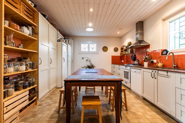 Jääkaappi, mikroaaltouuni, uuni, liesi