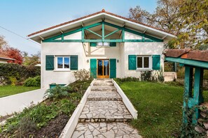 Exterior - Chambres d’hôtes du Prieur with Shared Terrace, Garden, and Wi-Fi (Léognan)