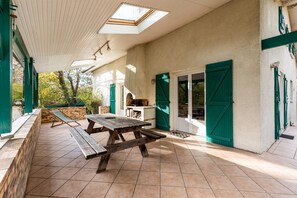 Outdoor dining - Chambres d’hôtes du Prieur with Shared Terrace, Garden, and Wi-Fi (Léognan)