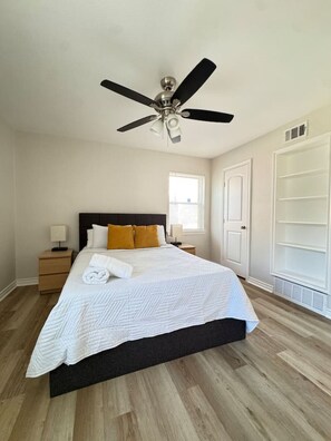 Desk, iron/ironing board, WiFi, bed sheets