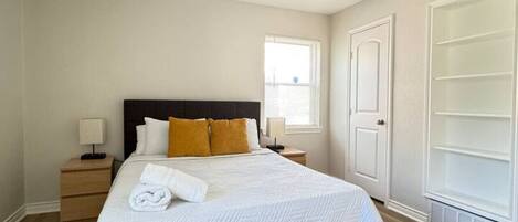 Bureau, fer et planche Ă repasser, Wi-Fi, draps fournis