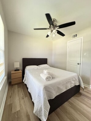 Desk, iron/ironing board, WiFi, bed sheets