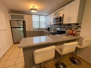 冷蔵庫、電子レンジ、オーブン、コンロ