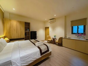 Studio Luxe, coin cuisine | Coffres-forts dans les chambres, bureau, rideaux occultants