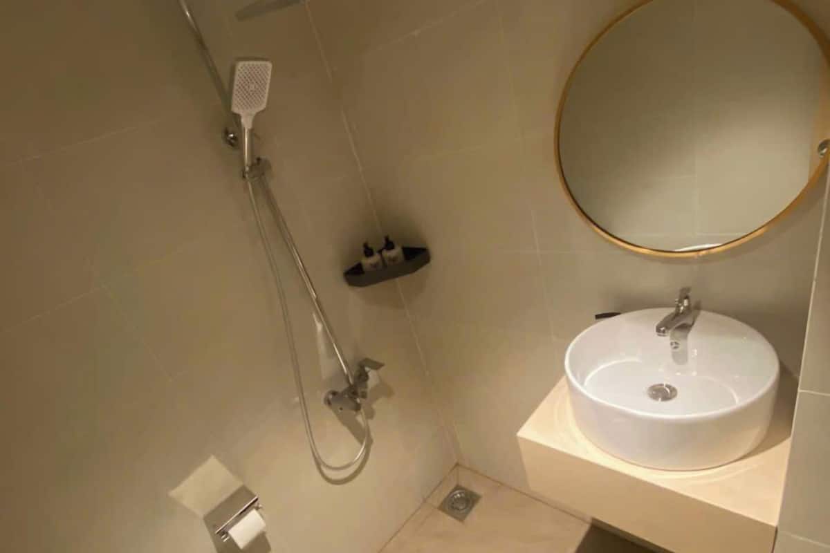 Hårføner, tøfler, håndklær og såpe