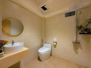 Camera Standard | Bagno | Asciugacapelli, pantofole, asciugamani, sapone