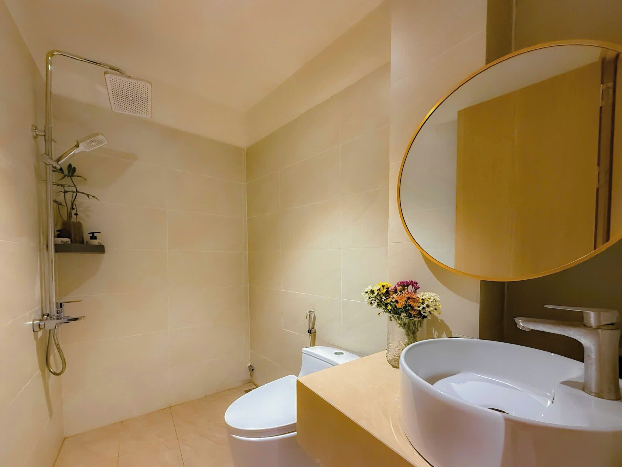 Deluxe Room, City View | Bathroom | Hair dryer, slippers, towels, soap