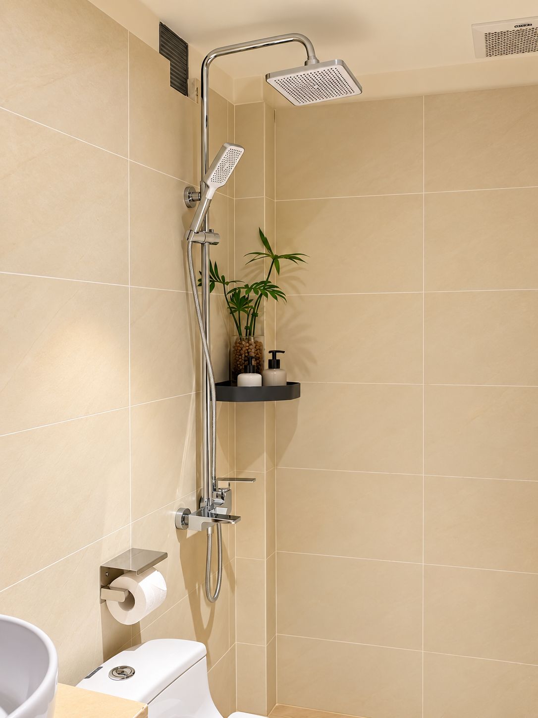 Un baño moderno con ducha, inodoro y un estante con artículos de aseo.