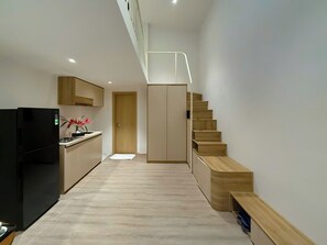 Deluxe Double Room | In-room safe, desk, blackout curtains, soundproofing - The Cozy Nest 2 - Thao Dien (Thu Duc)