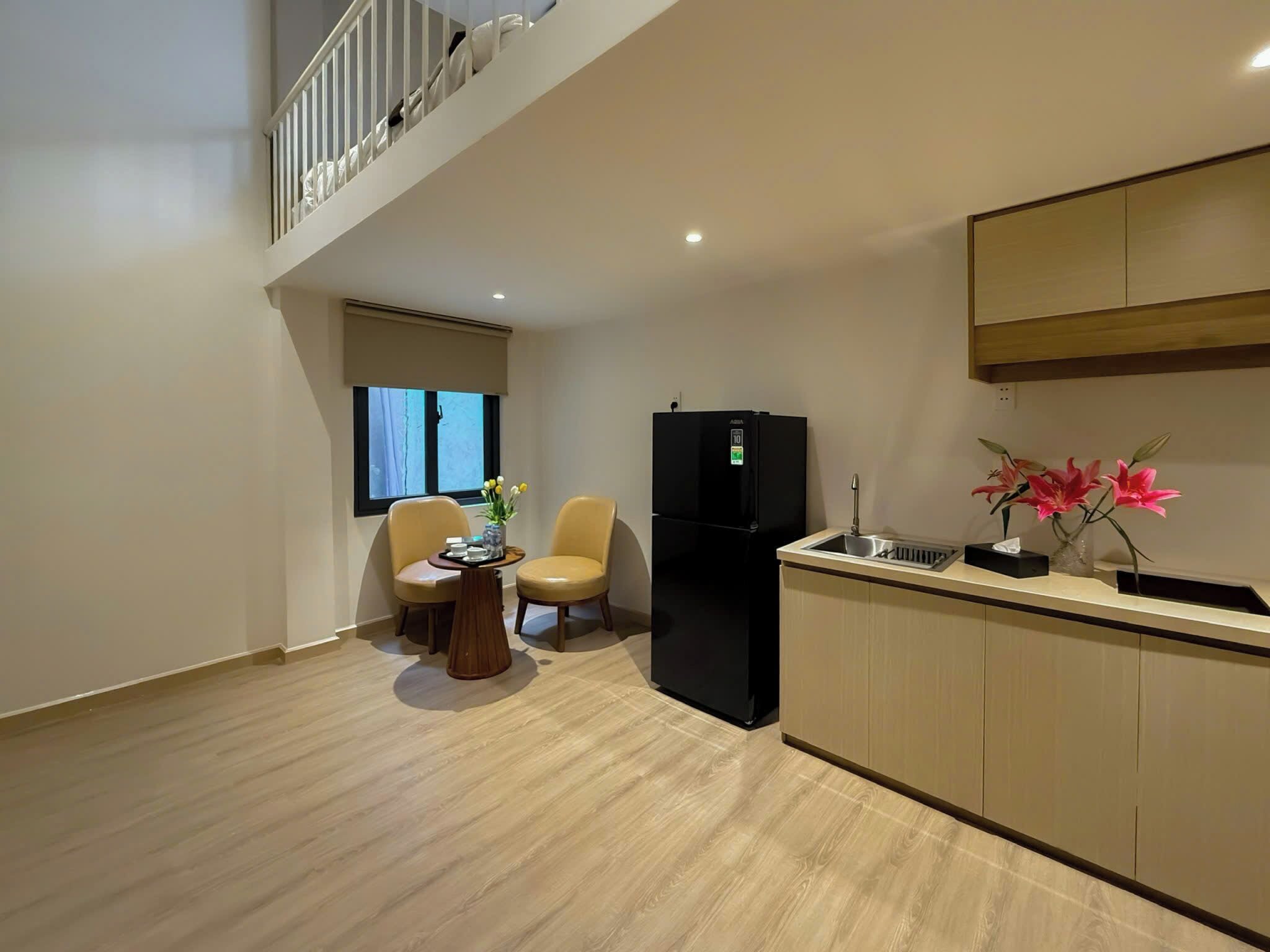 خزنة داخل الغرفة ومكتب وستائر تعتيم وتجهيزات عازلة للصوت