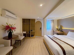 Chambre Supérieure, 1 grand lit | Coffres-forts dans les chambres, bureau, rideaux occultants