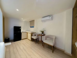 Ropa de cama de alta calidad y caja de seguridad en la habitación 
