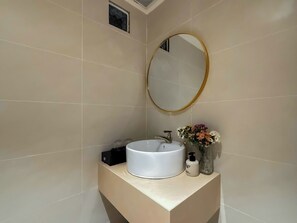 Doppia Deluxe | Bagno | Asciugacapelli, pantofole, asciugamani, sapone