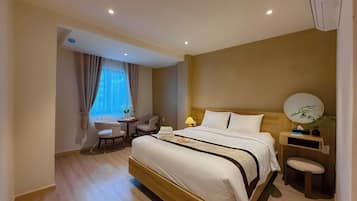 Habitación Deluxe, vista a la ciudad | Ropa de cama de alta calidad y caja de seguridad en la habitación