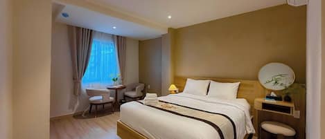 Deluxe-Zimmer, Stadtblick | Hochwertige Bettwaren, Zimmersafe, Verdunkelungsvorhänge
