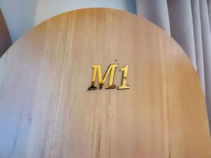Una superficie de madera con las letras "M1" en dorado.