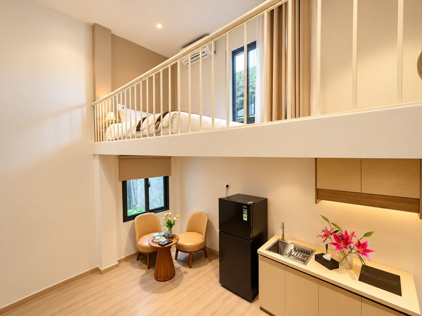 Un apartamento de dos pisos con balcón, comedor, cocina y ventana con vistas.