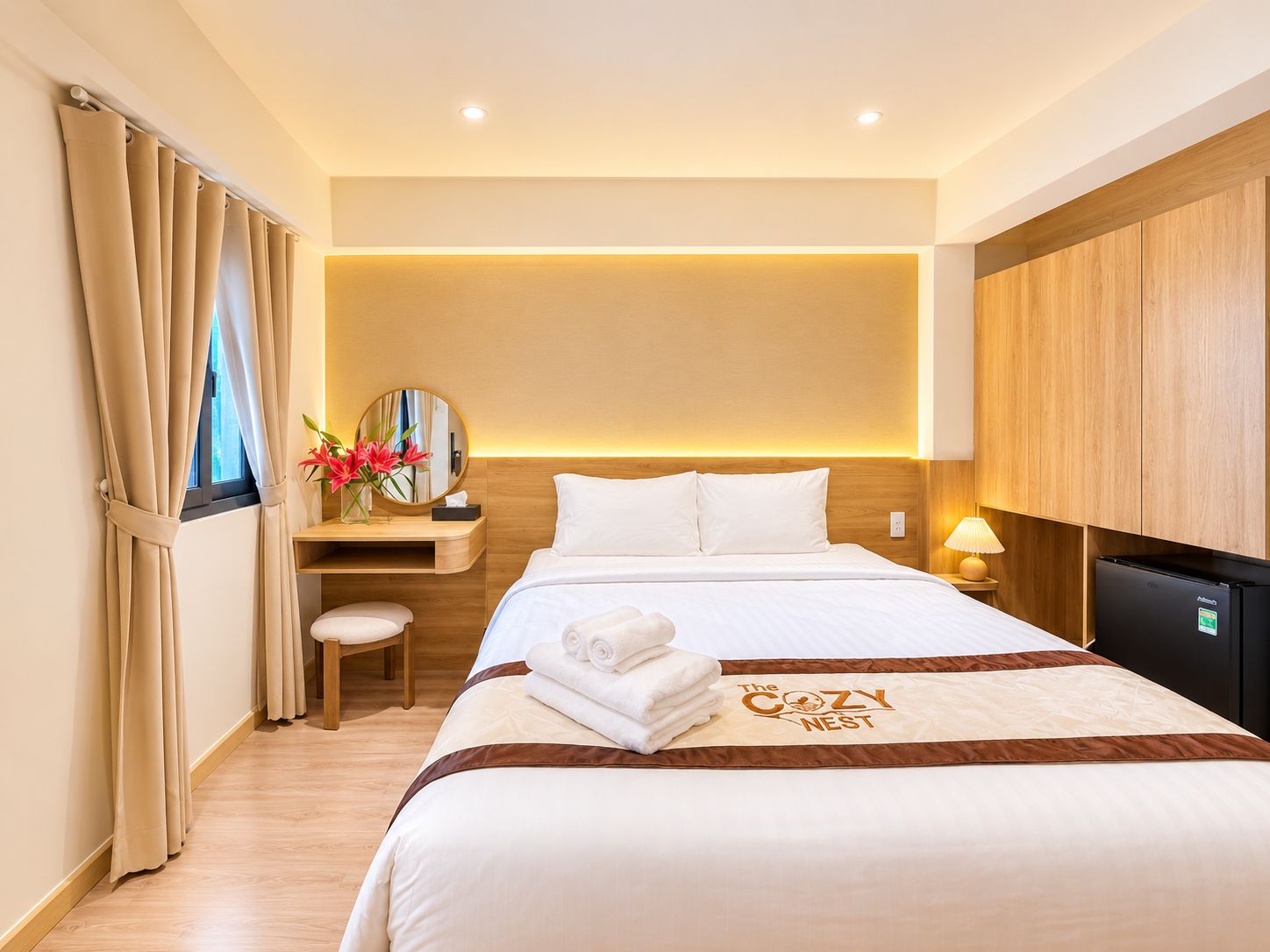 Una habitación de hotel con una cama, un escritorio, una silla, una lámpara y un televisor.