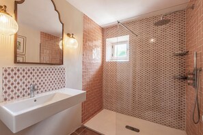 Regadera, secadora de cabello, toallas, papel de baño 