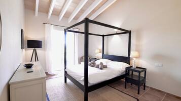 5 bedrooms, iron/ironing board, travel crib, free WiFi