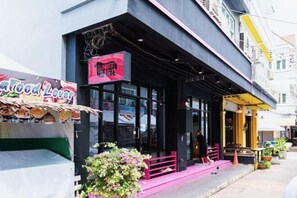 المنشأة من الخارج