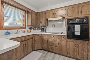 Kjøleskap, mikrobølgeovn, ovn og kokeplater