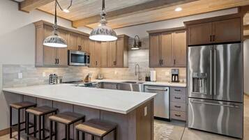 雪櫃、微波爐、焗爐、爐具