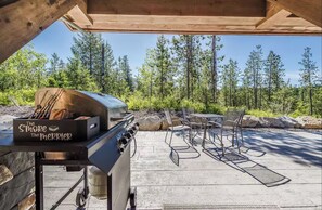 Outdoor dining - Glacier NP Gem- Sleeps 11- Private Hot Tub- Stay Here in Luxury- 7 miles to GNP (Columbia Falls)