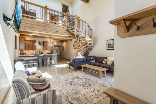 Glacier NP Gem- Sleeps 11- Private Hot Tub- Stay Here in Luxury- 7 miles to GNP