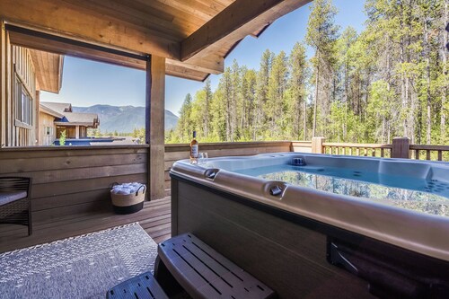 Glacier NP Gem- Sleeps 11- Private Hot Tub- Stay Here in Luxury- 7 miles to GNP