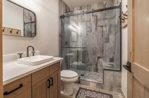 Shower, hair dryer, towels, soap - Glacier NP Gem- Sleeps 11- Private Hot Tub- Stay Here in Luxury- 7 miles to GNP (Columbia Falls)