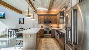 Refrigerador, microondas, horno y parrilla de estufa