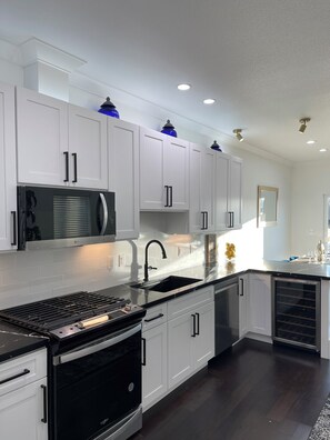 Fridge, microwave, oven, stovetop -  Charming and Spacious 4-bedroom house in  Pittsburg with AC (Pittsburg)