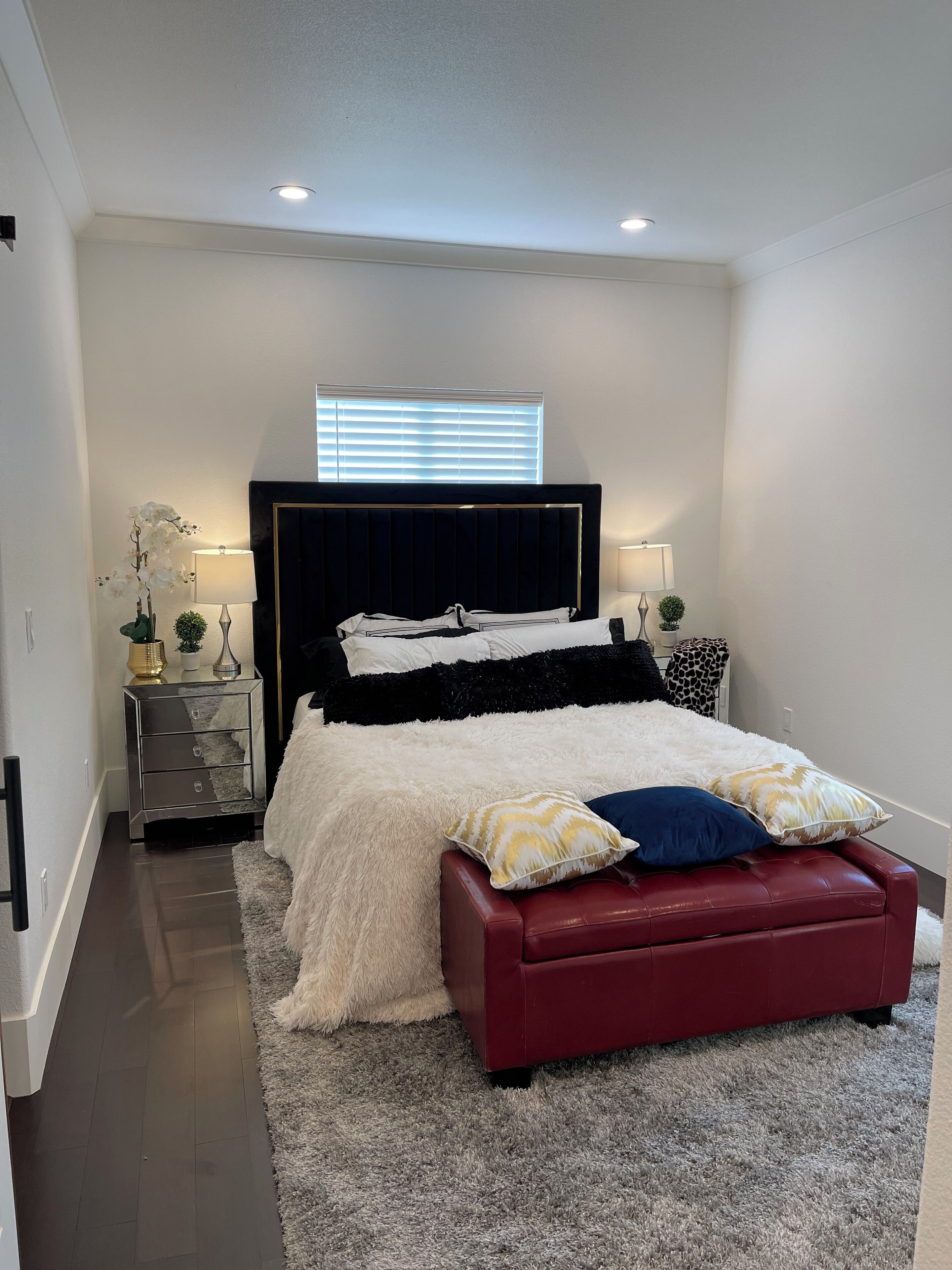 4 makuuhuonetta, työpöytä, ilmainen Wi-Fi, vuodevaatteet