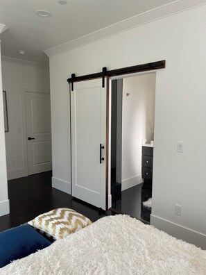 4 soverom, skrivebord, wi-fi (inkludert) og sengetøy