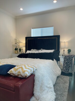 4 bedrooms, desk, free WiFi, bed sheets -  Charming and Spacious 4-bedroom house in  Pittsburg with AC (Pittsburg)