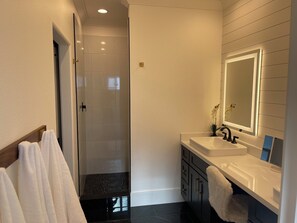 Dusche, Haartrockner, Bidet, Handtücher